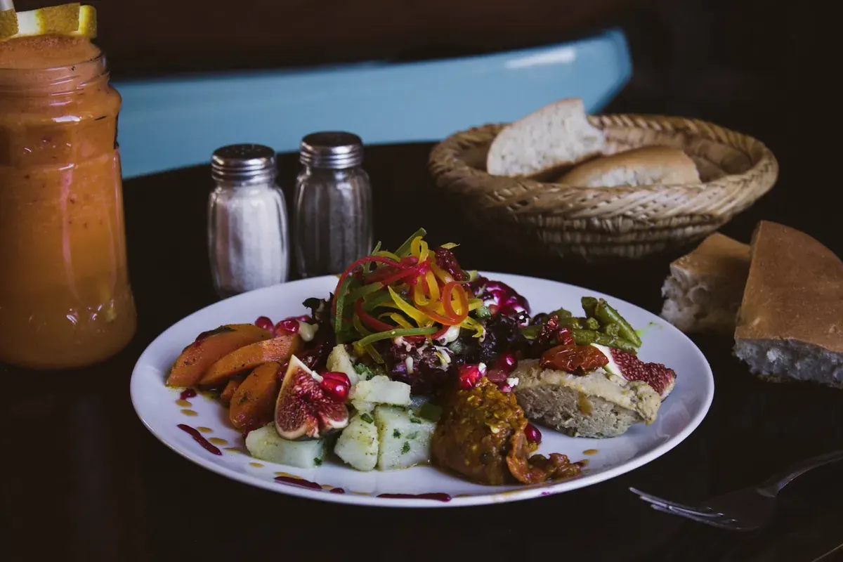 Meze-Schalen zum Teilen auf einem gedeckten Tisch